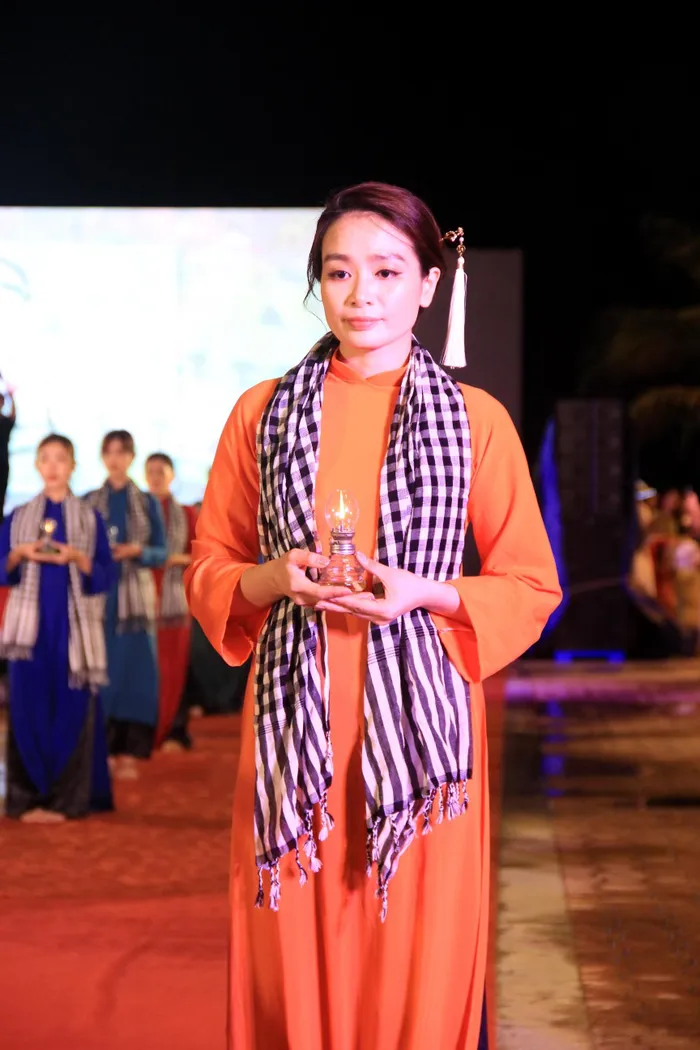 Mãn nhãn với màn trình diễn gần 600 bộ áo dài ở phố biển Nha Trang - ảnh 11