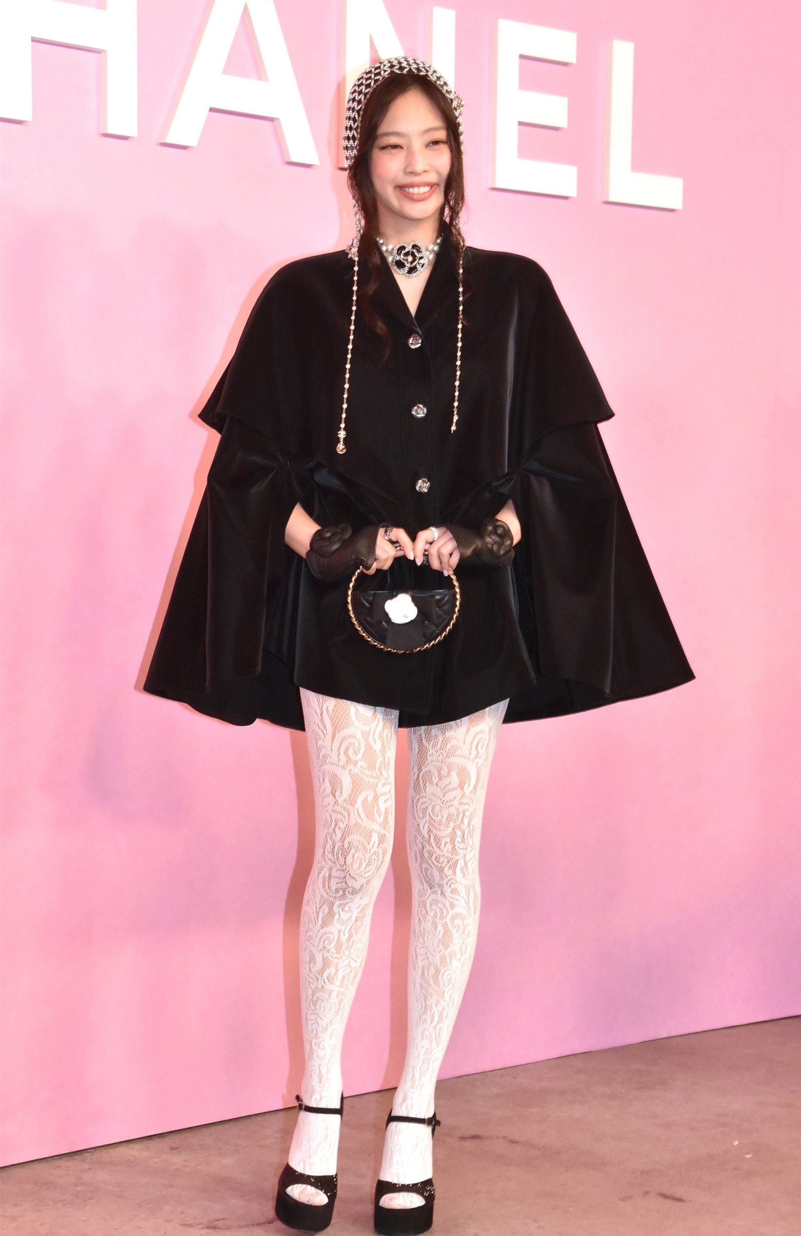Jennie (BlackPink) không thể vẫy tay khi dự show thời trang ở Nhật Bản - ảnh 3