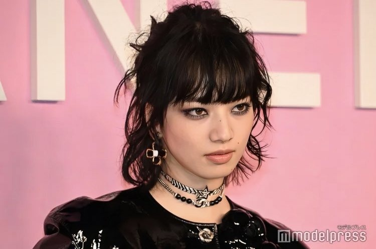 Jennie (BlackPink) không thể vẫy tay khi dự show thời trang ở Nhật Bản - ảnh 10