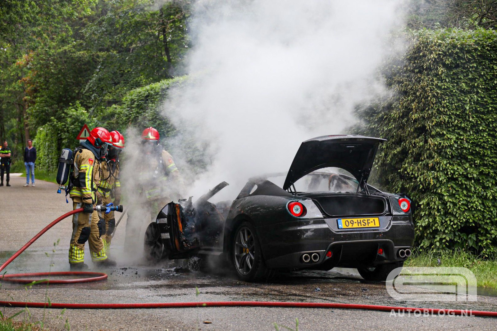 Siêu xe Ferrari 599 GTB Fiorano cháy rụi tại Hà Lan - ảnh 3