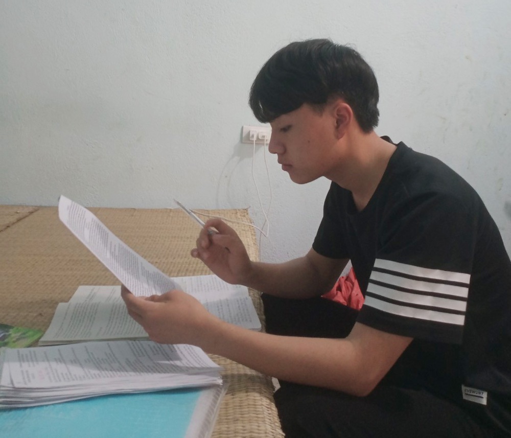 Từng bỏ học vì nhà nghèo, cậu học trò người Mông quyết quay về trường tìm con chữ và đạt được thành tích tốt - ảnh 1