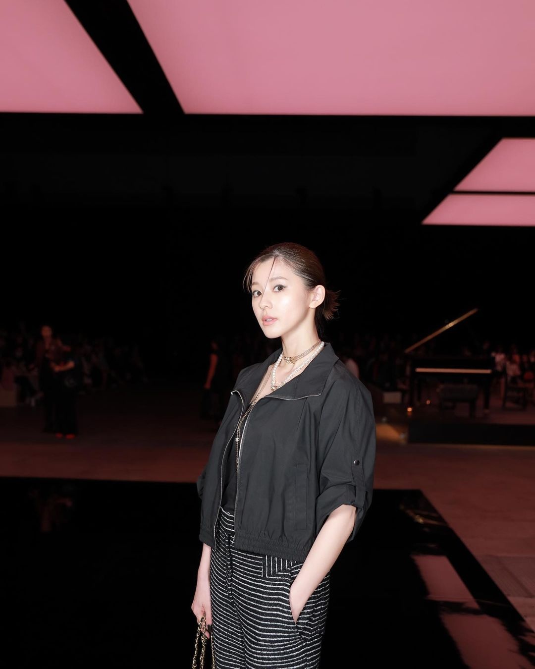 Jennie (BlackPink) không thể vẫy tay khi dự show thời trang ở Nhật Bản - ảnh 12
