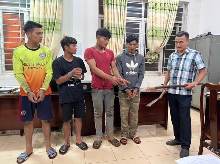 Bắt giữ 4 người cầm hung khí đập kính xe khách ở Đắk Lắk - ảnh 1