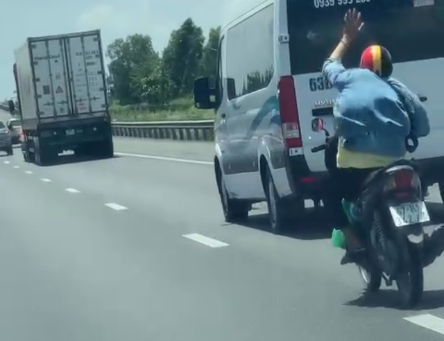Người đàn ông chạy xe máy lạng lách, đ.ánh võng trên cao tốc TP.HCM – Trung Lương - ảnh 2