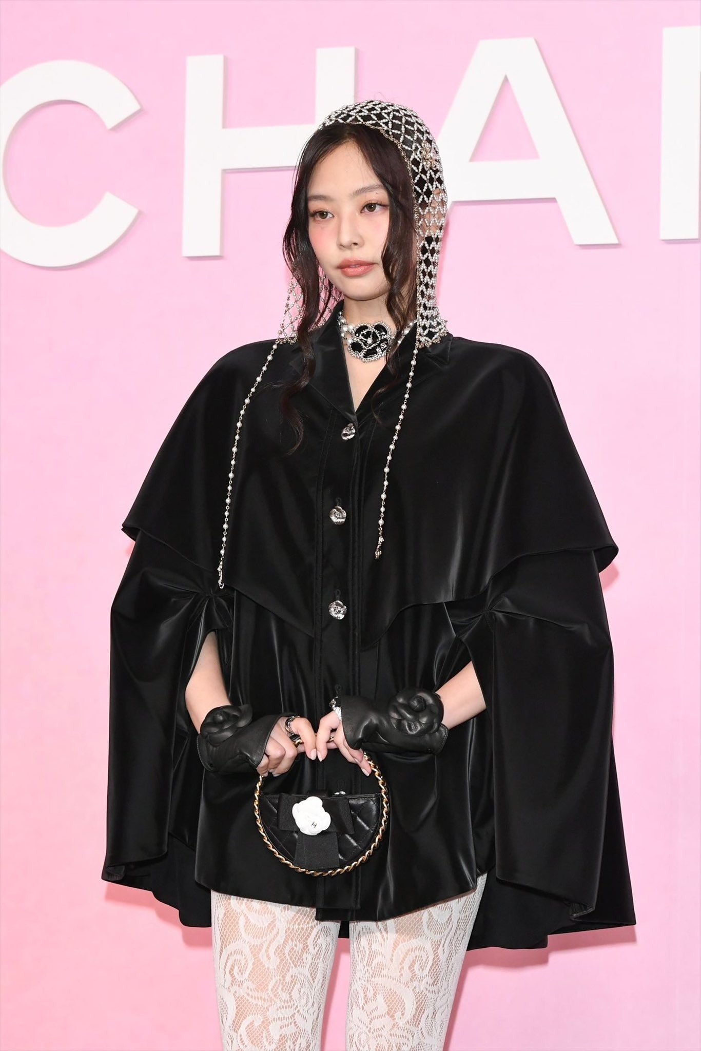 Jennie (BlackPink) không thể vẫy tay khi dự show thời trang ở Nhật Bản - ảnh 2