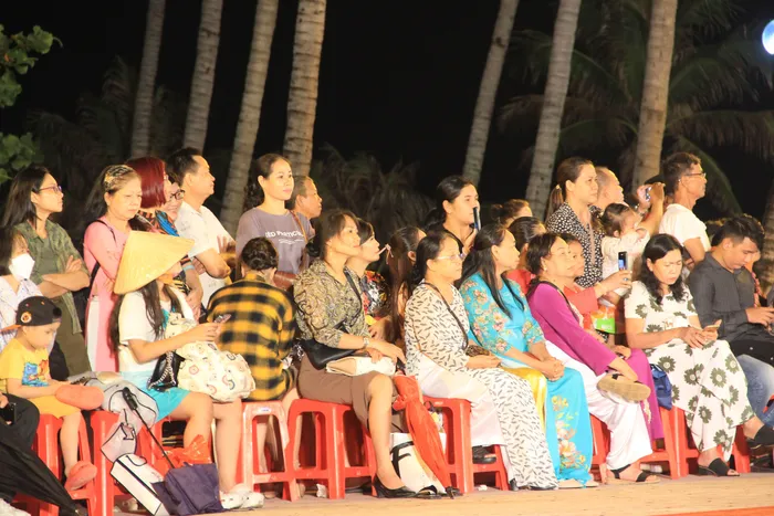 Mãn nhãn với màn trình diễn gần 600 bộ áo dài ở phố biển Nha Trang - ảnh 17