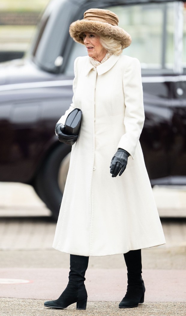 Ngoại hình Hoàng hậu Camilla trong hơn 4 thập kỷ qua - ảnh 23