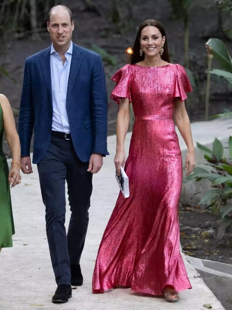 Vương phi Kate lên đồ đi ăn cưới, sửa váy hiệu đẹp hơn mẫu, không dìm hàng cô dâu - ảnh 9
