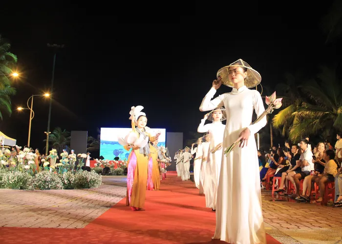 Mãn nhãn với màn trình diễn gần 600 bộ áo dài ở phố biển Nha Trang - ảnh 10