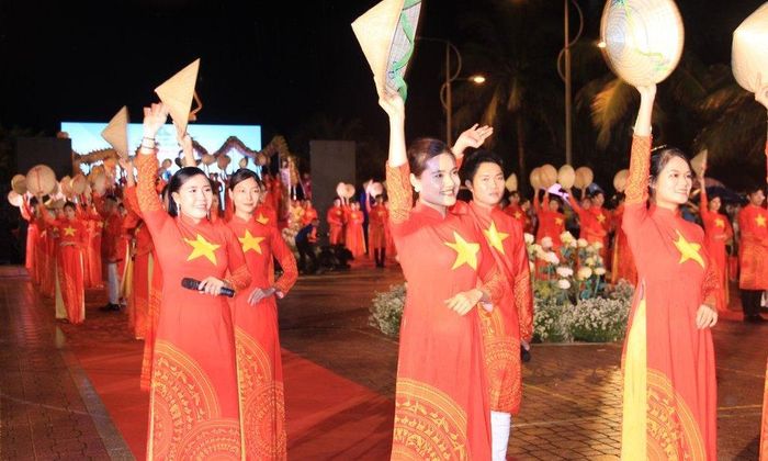 Mãn nhãn với màn trình diễn gần 600 bộ áo dài ở phố biển Nha Trang - ảnh 1