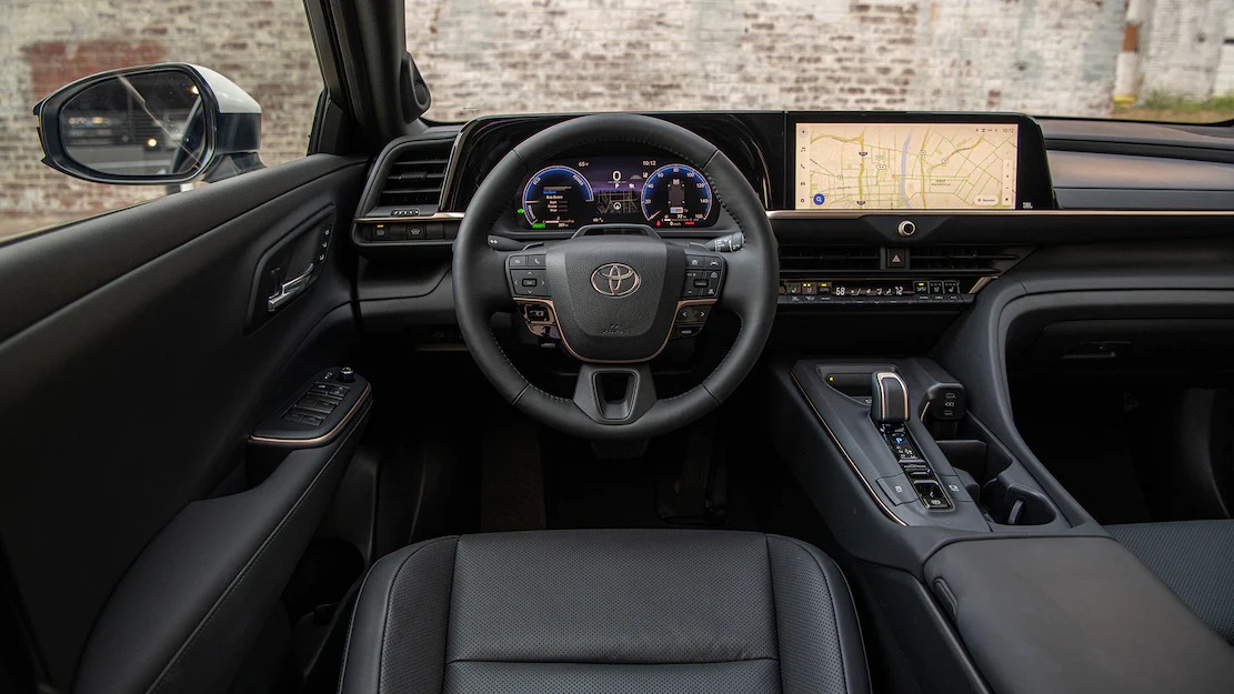 Toyota Crown sedan bản thương mại lần đầu xuất hiện ngoài đời thực: Như crossover hạ gầm - ảnh 5