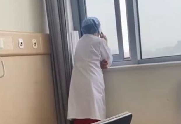 Bác sĩ đứng nói chuyện điện thoại suốt 20 phút mặc bệnh nhân chờ đợi - ảnh 1