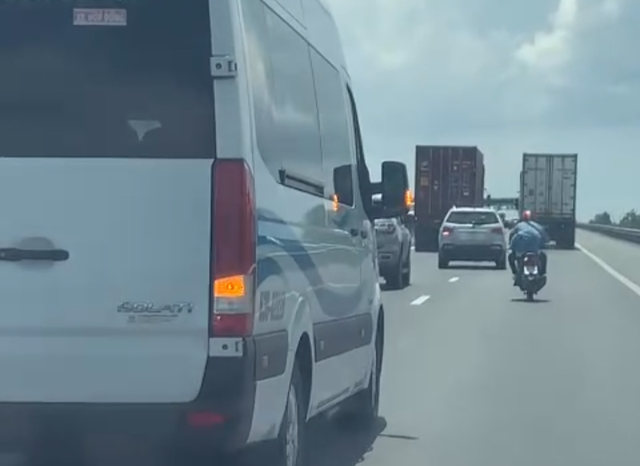 Người đàn ông chạy xe máy lạng lách, đ.ánh võng trên cao tốc TP.HCM – Trung Lương - ảnh 3