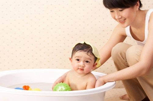 5 loại nước tắm trị rôm sảy cho trẻ trong mùa hè - ảnh 1