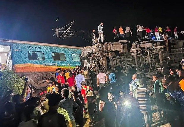 Hiện trường vụ tai nạn tàu hoả thảm khốc khiến hơn 1.100 người thương vong ở Ấn Độ - ảnh 4