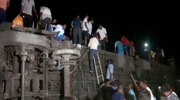 Hiện trường vụ tai nạn tàu hoả thảm khốc khiến hơn 1.100 người thương vong ở Ấn Độ - ảnh 1