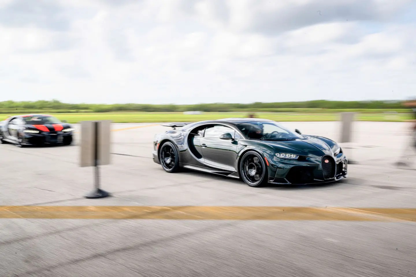 Bugatti cho khách chạy xe đến 400km/h mà không ở đâu chạy được - ảnh 1