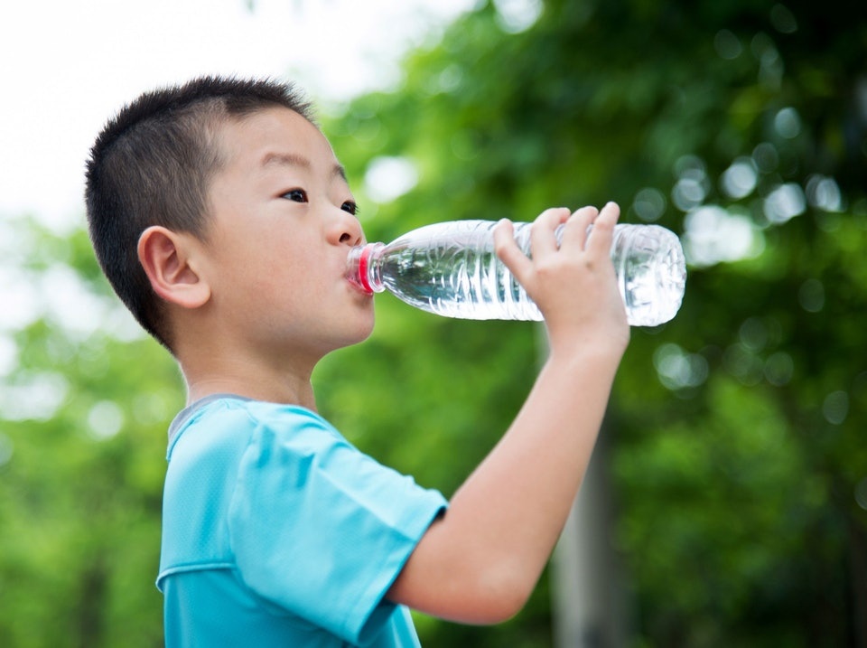 Nắng nóng, trẻ cần uống bao nhiêu nước mỗi ngày? - ảnh 2