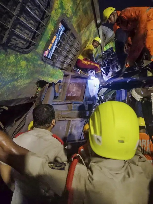 Hiện trường vụ tai nạn tàu hoả thảm khốc khiến hơn 1.100 người thương vong ở Ấn Độ - ảnh 6