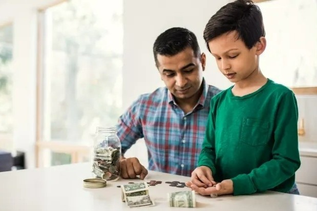 Chuyên gia chỉ ra thời điểm thích hợp để cha mẹ dạy trẻ về tiền bạc - ảnh 1