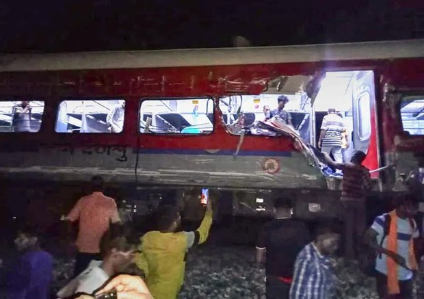 Hiện trường vụ tai nạn tàu hoả thảm khốc khiến hơn 1.100 người thương vong ở Ấn Độ - ảnh 5