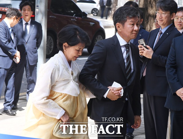 Bạn thân Son Ye Jin dẫn đầu dàn sao đổ bộ đám cưới ái nữ gia tộc Hyundai và con trai phát thanh viên MBC - ảnh 10