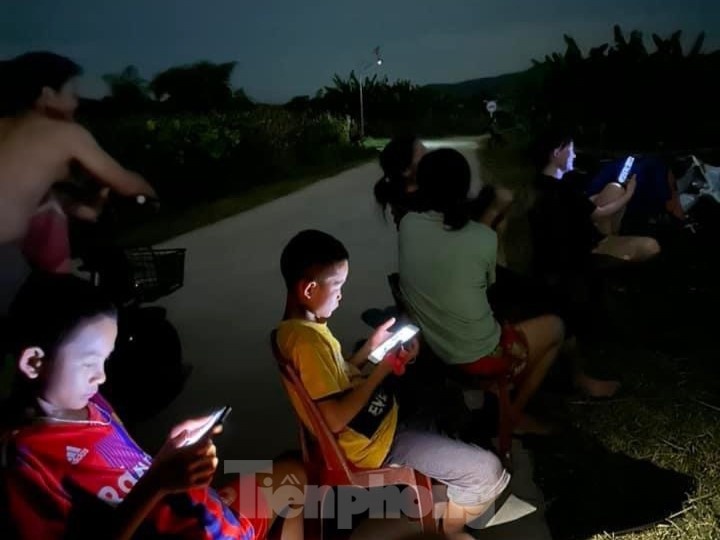 ''Chảo lửa'' Nghệ An mất điện, người dân đổ ra đường ăn cơm, hóng mát - ảnh 8