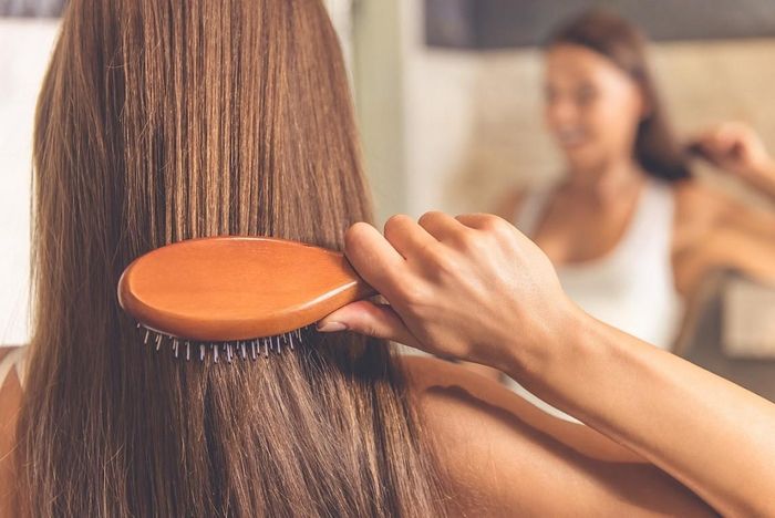 Gợi ý những thói quen có lợi cho việc khắc phục tình trạng tóc rụng và xơ rối - ảnh 1