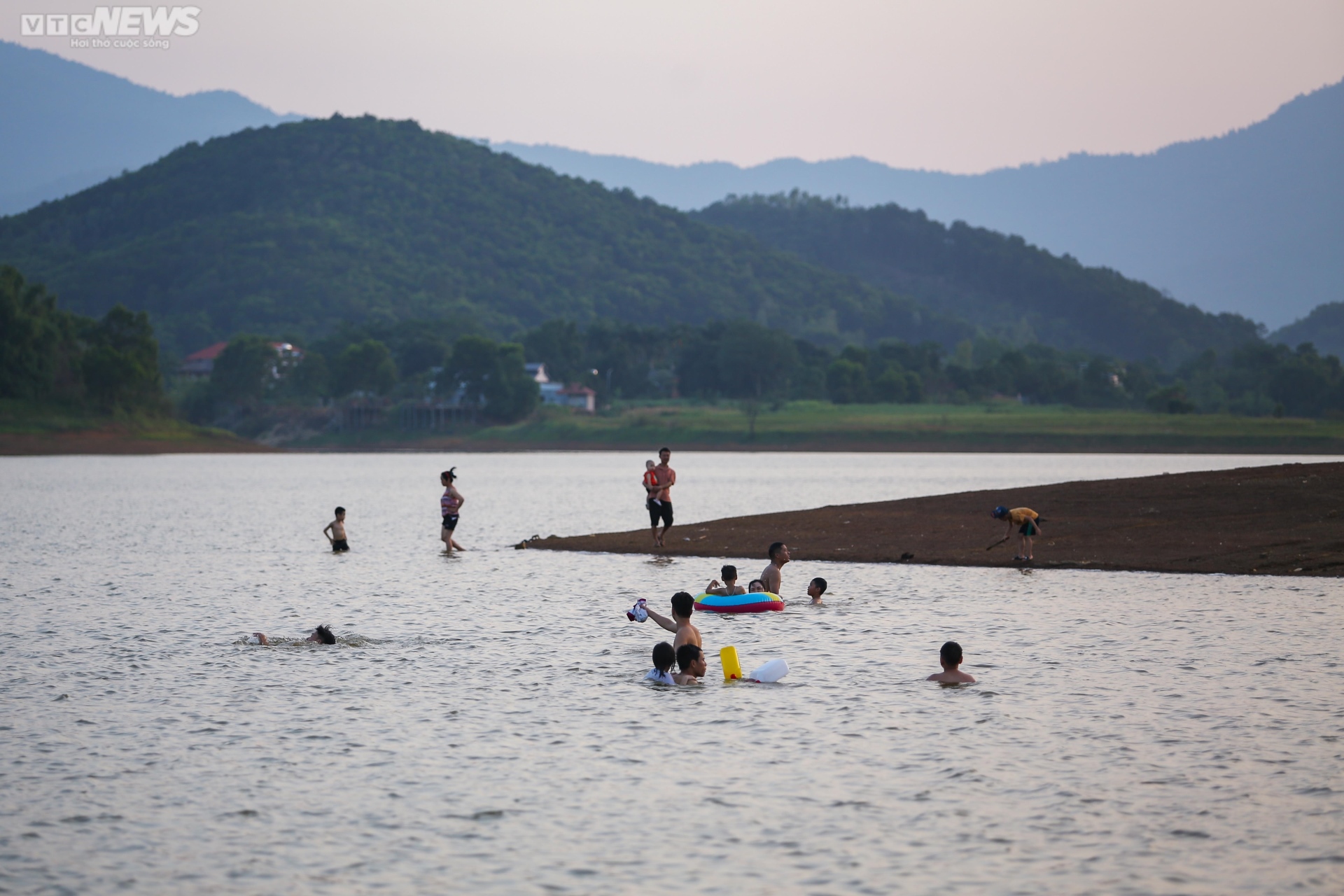 Chiều hè đổ lửa, người dân Hà Nội tìm sông hồ giải nhiệt - ảnh 7