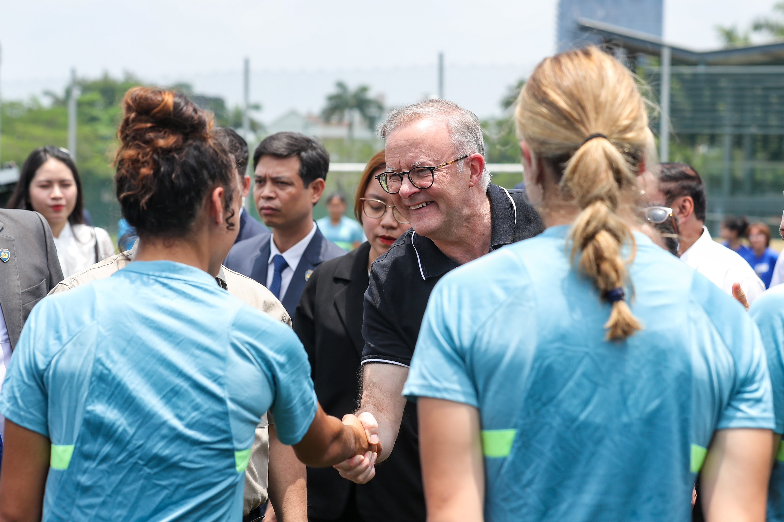 Hai Thủ tướng Việt Nam và Australia thích thú với món quà từ tuyển bóng đá nữ - ảnh 3