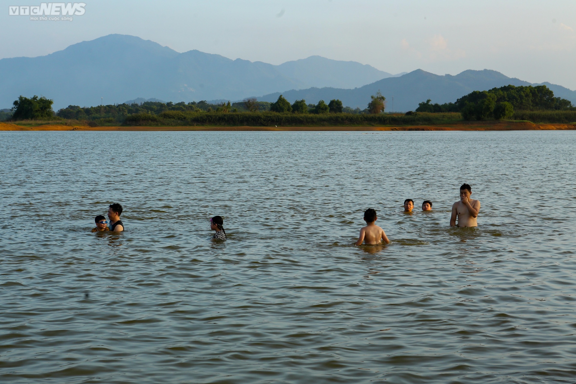 Chiều hè đổ lửa, người dân Hà Nội tìm sông hồ giải nhiệt - ảnh 1