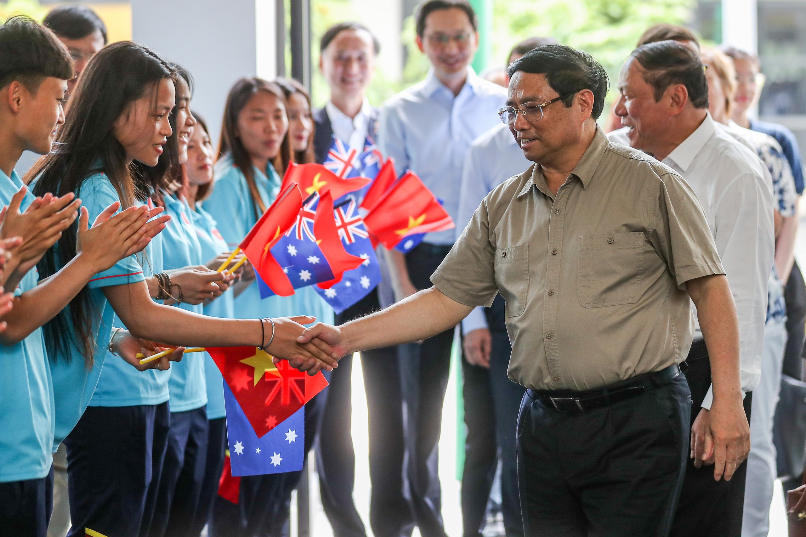 Hai Thủ tướng Việt Nam và Australia thích thú với món quà từ tuyển bóng đá nữ - ảnh 1
