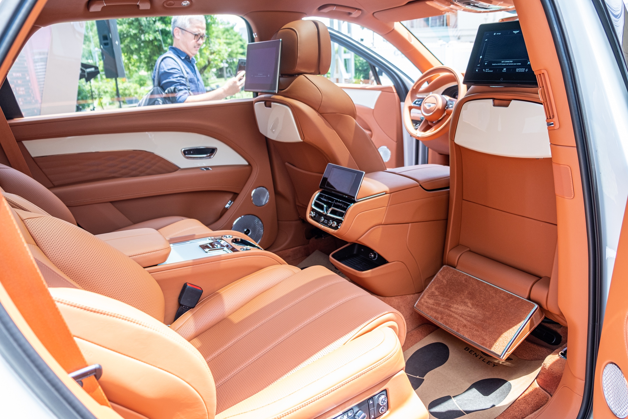 Ảnh thực tế Bentley Bentayga bản đặc biệt giá gần 21 tỷ tại Việt Nam: Như chuyên cơ với ghế hàng không - ảnh 3