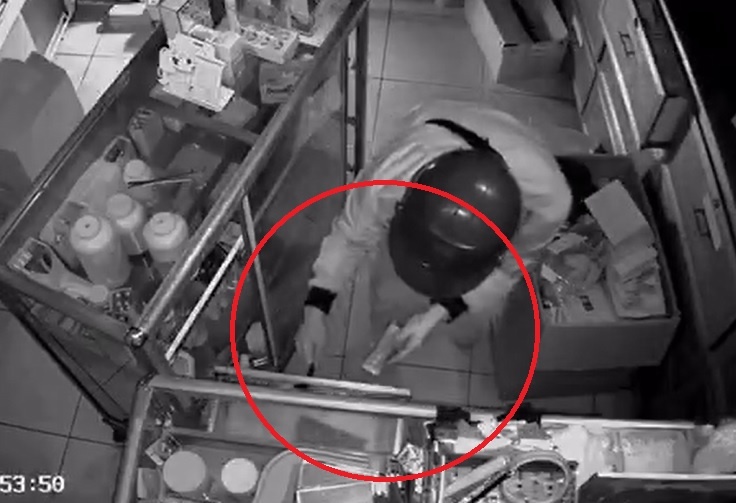 Cảnh trộm cắt ổ khóa chui vào tiệm thuốc tây và cửa hàng xổ số - ảnh 1