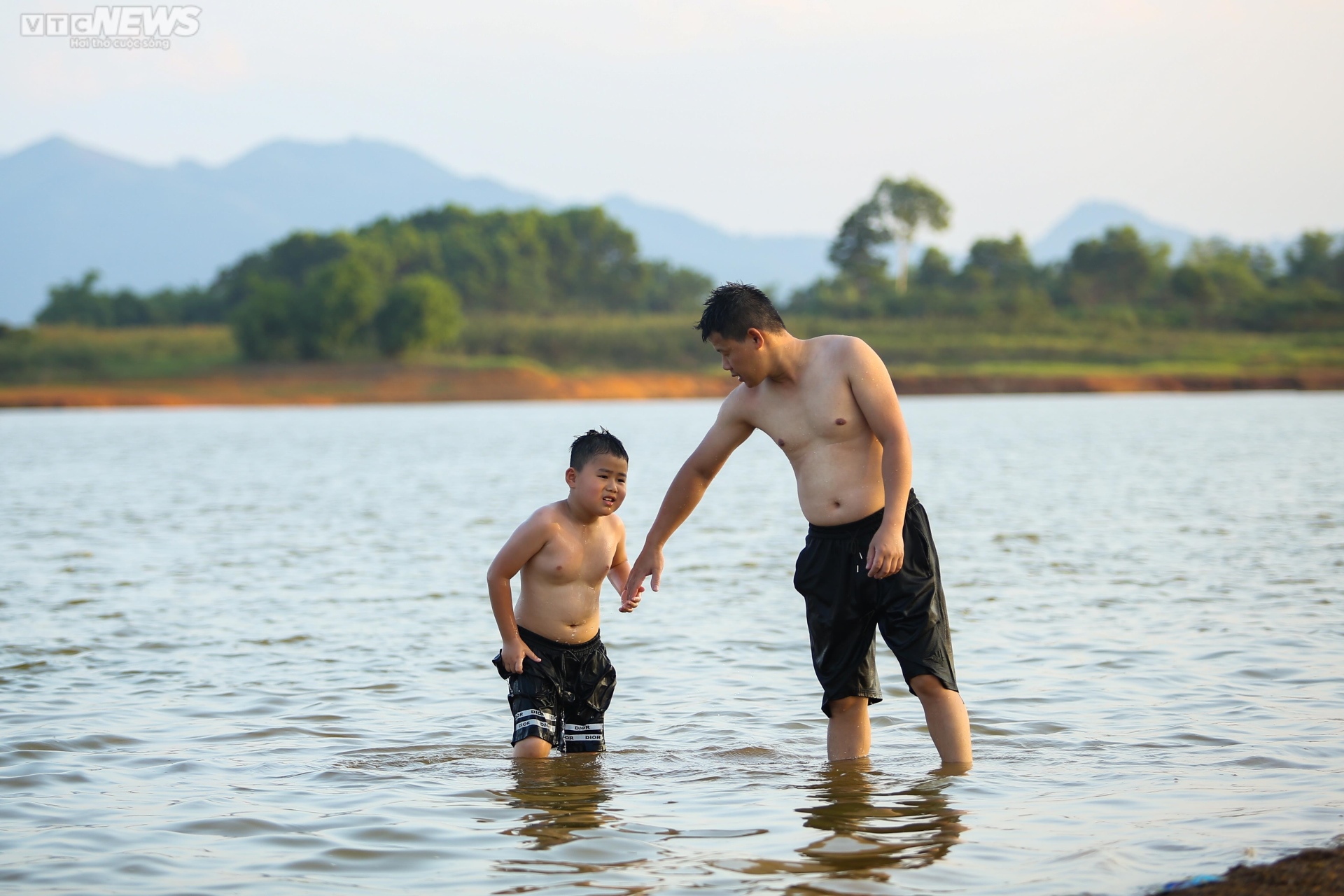Chiều hè đổ lửa, người dân Hà Nội tìm sông hồ giải nhiệt - ảnh 9