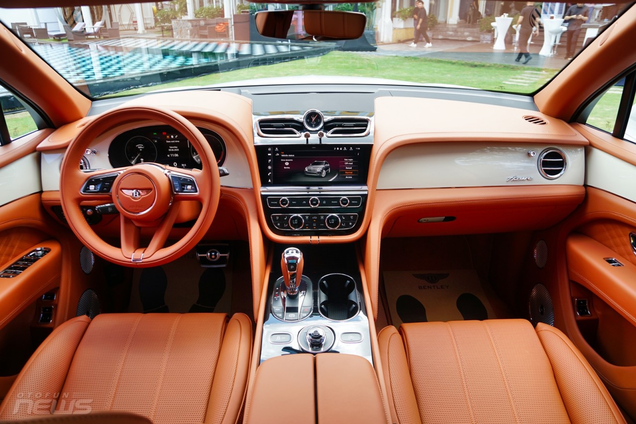 Xe siêu sang Bentley Bentayga EWB Azure 2023 ra mắt với giá gần 21 tỷ đồng - ảnh 7