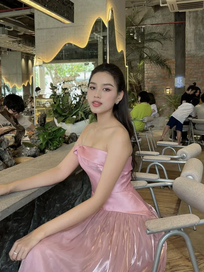 Hoa hậu Đỗ Thị Hà dịu dàng, thanh lịch trong trang phục đời thường - ảnh 2