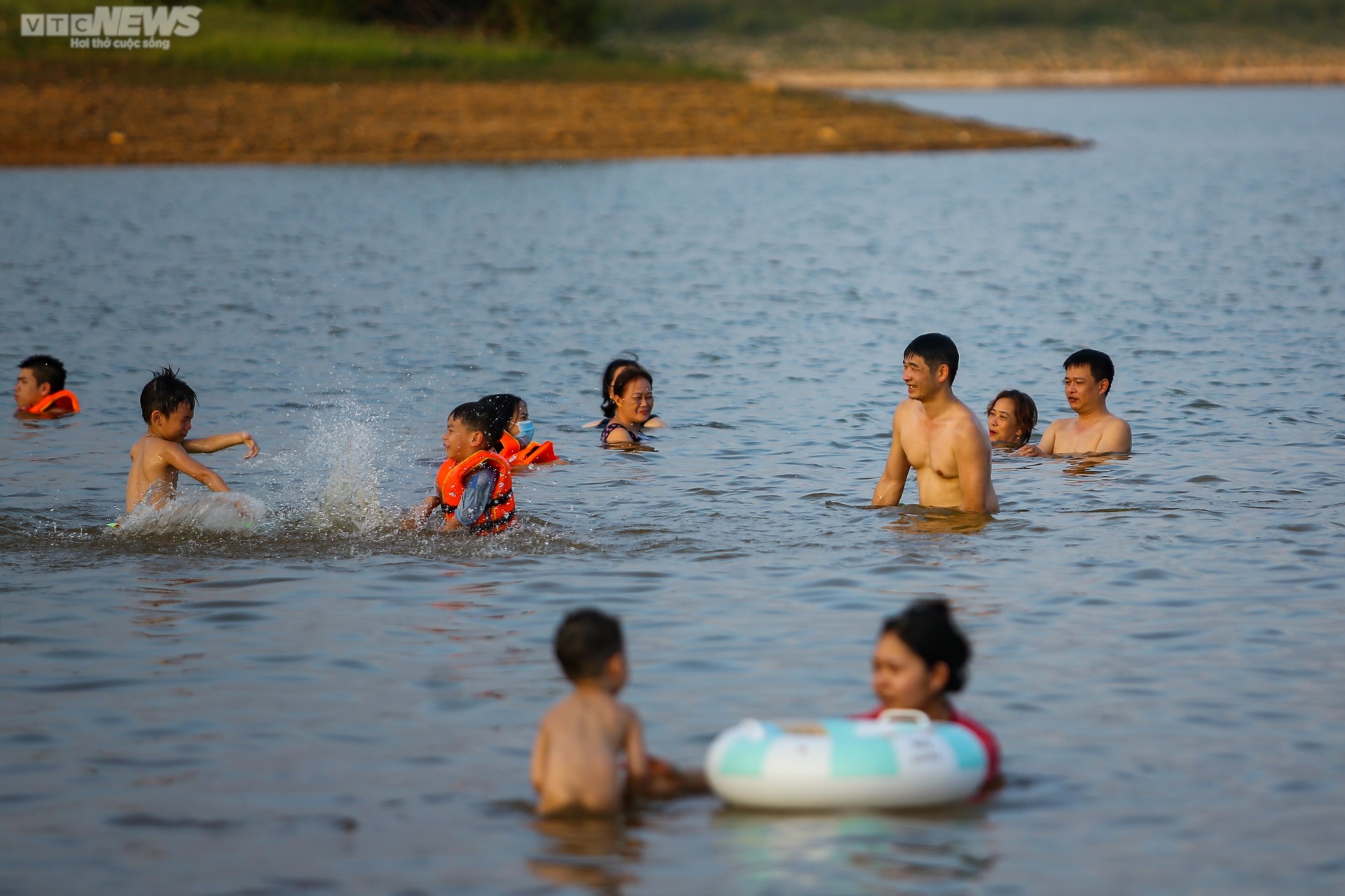 Chiều hè đổ lửa, người dân Hà Nội tìm sông hồ giải nhiệt - ảnh 10