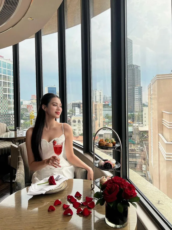 Hoa hậu Đỗ Thị Hà dịu dàng, thanh lịch trong trang phục đời thường - ảnh 10