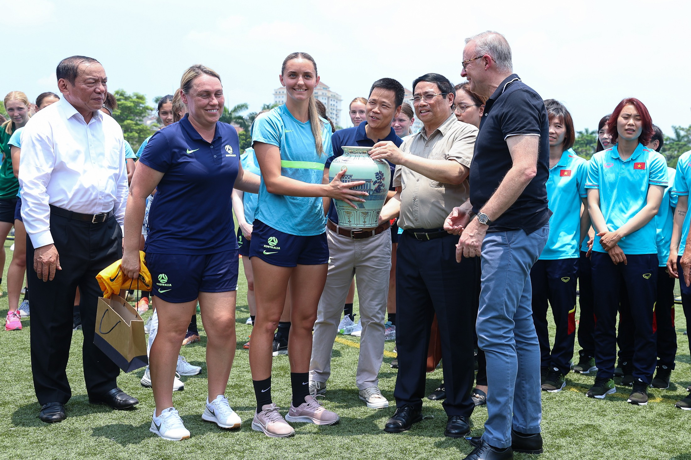Hai Thủ tướng Việt Nam và Australia thích thú với món quà từ tuyển bóng đá nữ - ảnh 6