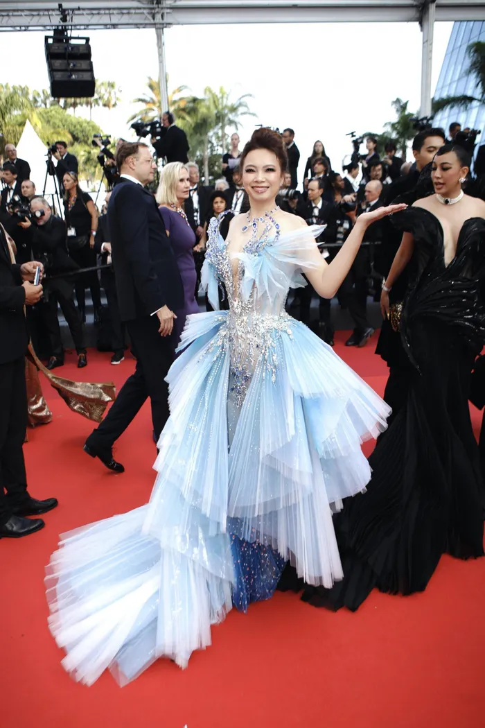 Người đẹp Lan Anh khoe vóc dáng gợi cảm, bày tỏ tình yêu với thiết kế Việt trên thảm đỏ Cannes - ảnh 7