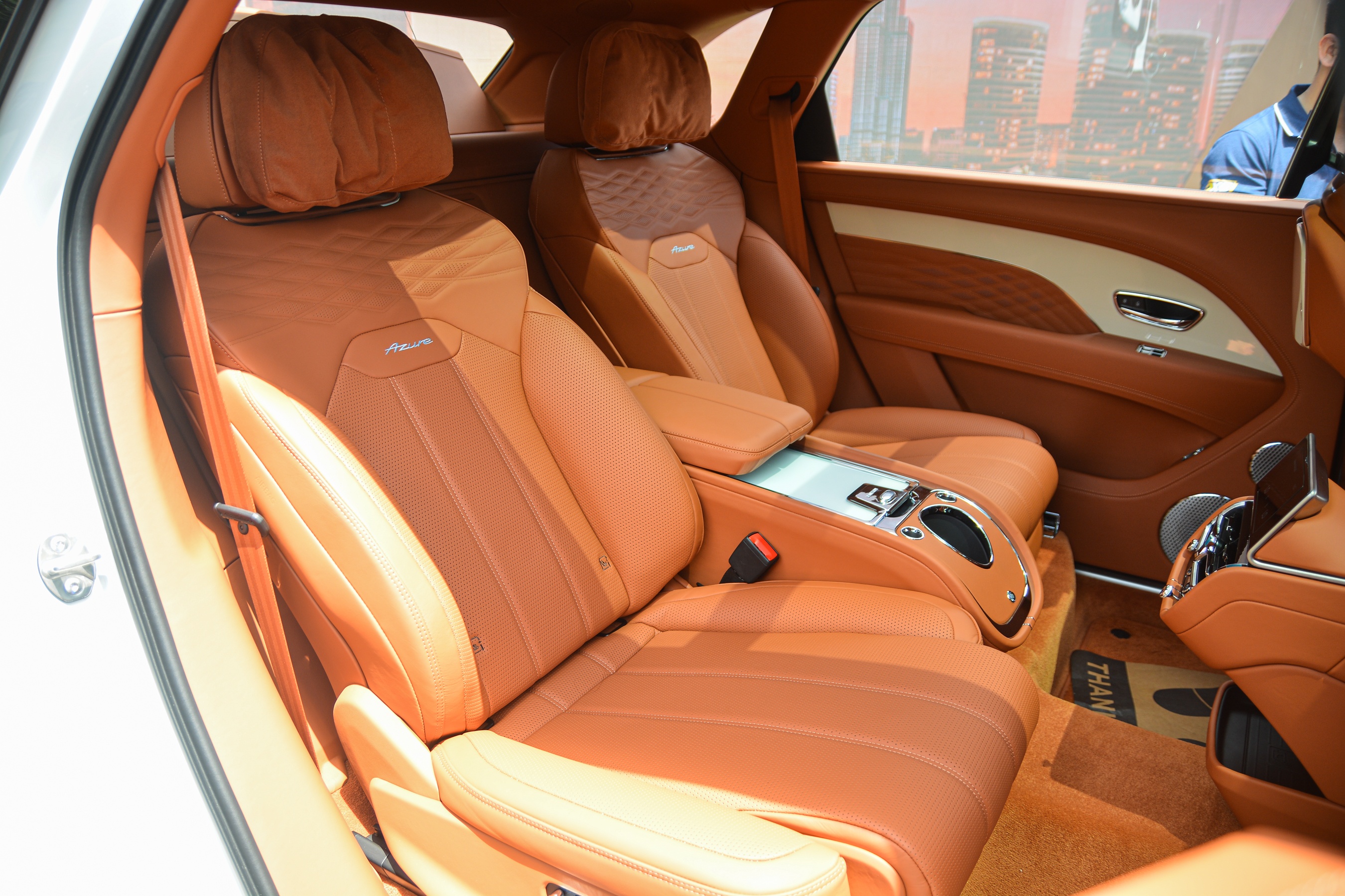 Chi tiết Bentley Bentayga EWB Azure tại Việt Nam, giá gần 21 tỷ đồng - ảnh 7