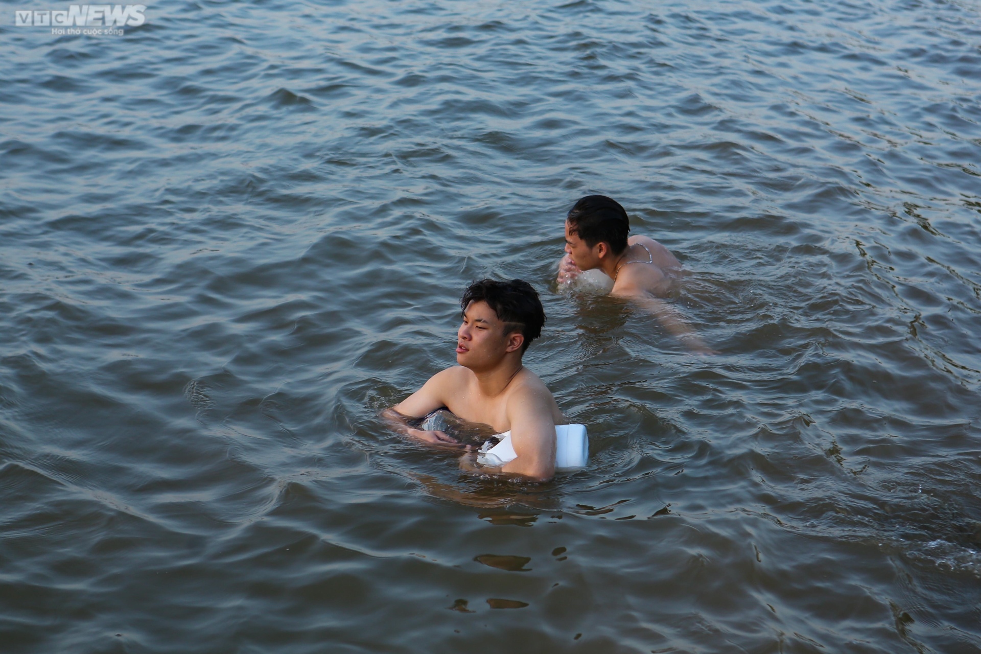 Chiều hè đổ lửa, người dân Hà Nội tìm sông hồ giải nhiệt - ảnh 5