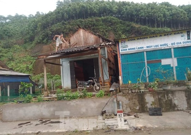 Dông lốc khiến một người mất tích, hàng trăm ngôi nhà bị tốc mái ở Yên Bái - ảnh 1
