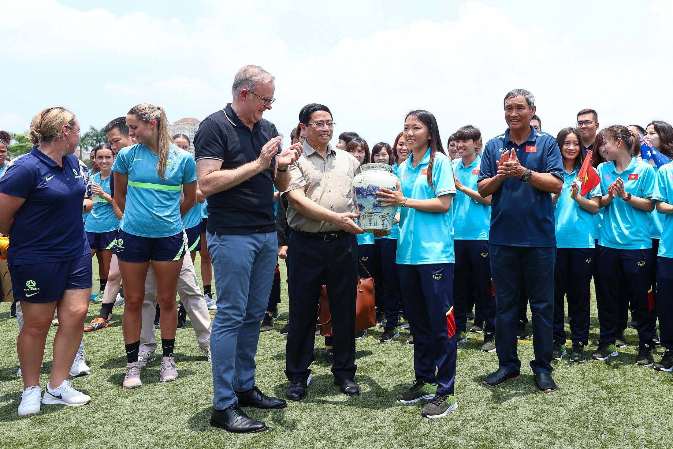 Hai Thủ tướng Việt Nam và Australia thích thú với món quà từ tuyển bóng đá nữ - ảnh 5