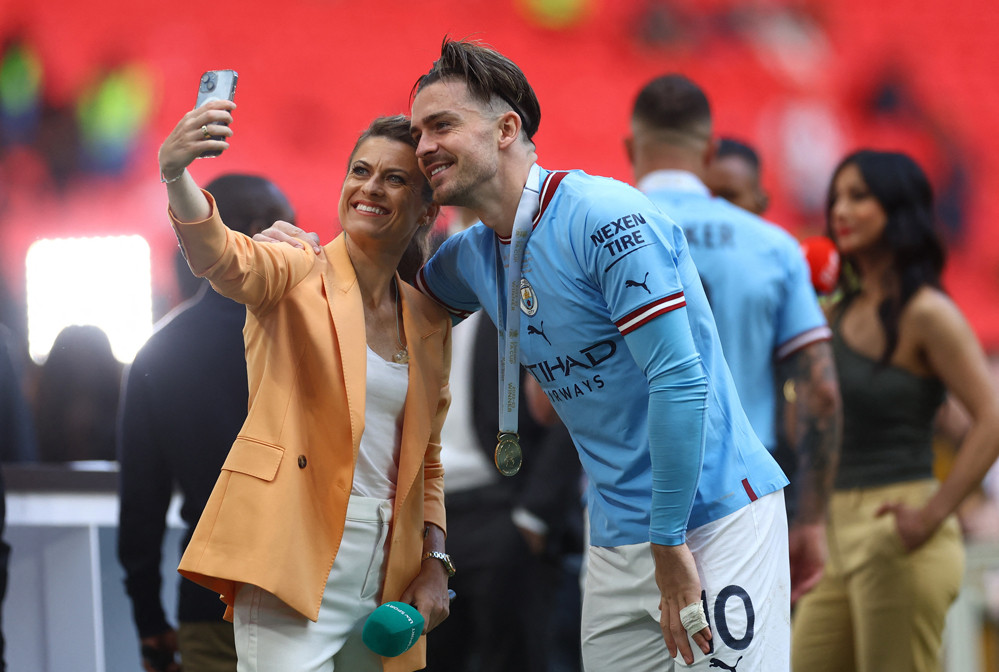 Jack Grealish ''selfie'' ăn mừng cùng nữ MC xinh đẹp - ảnh 2