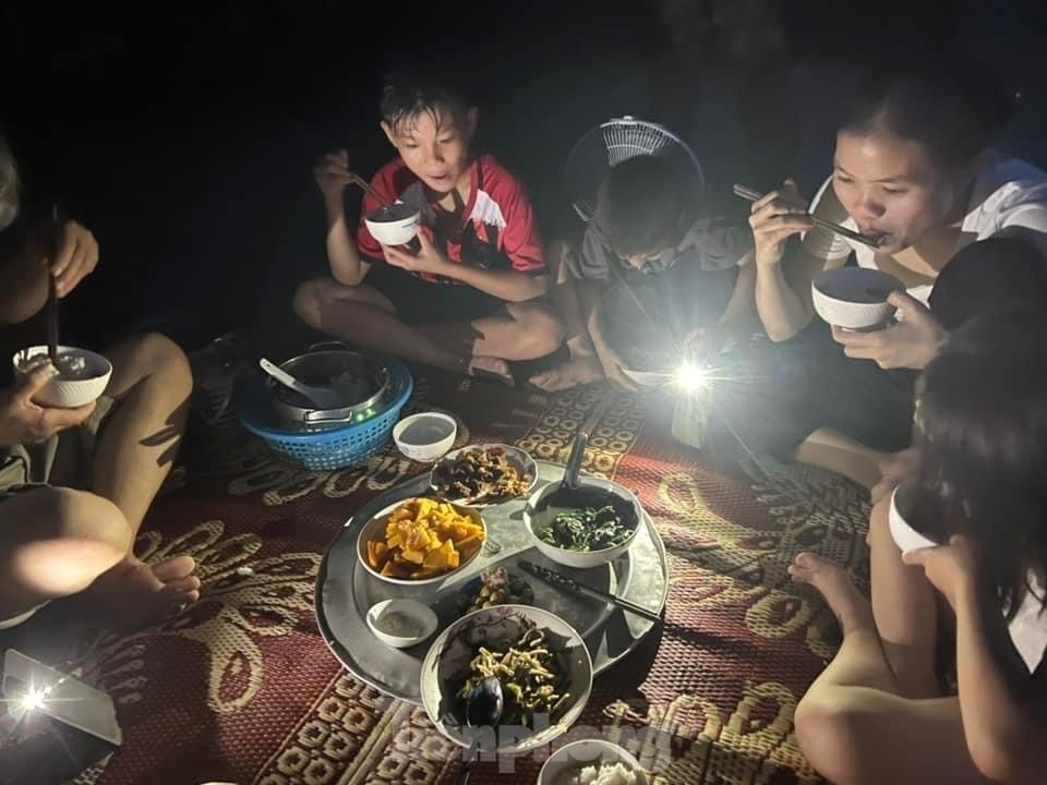 ''Chảo lửa'' Nghệ An mất điện, người dân đổ ra đường ăn cơm, hóng mát - ảnh 5