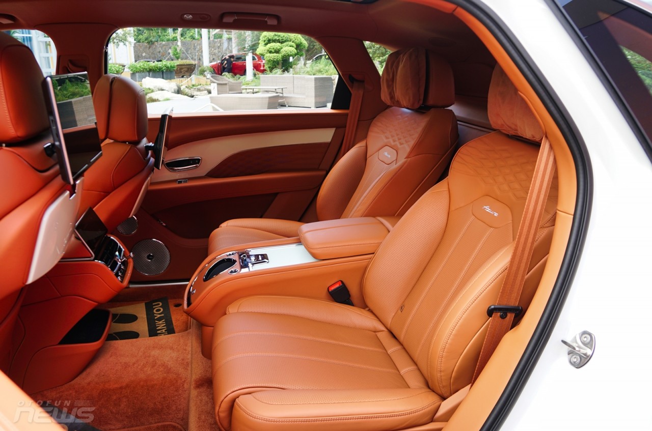 Xe siêu sang Bentley Bentayga EWB Azure 2023 ra mắt với giá gần 21 tỷ đồng - ảnh 8