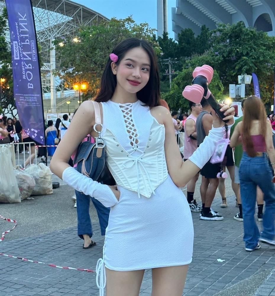 Hoa hậu Thanh Thủy chuộng mặc crop-top khoe eo thon - ảnh 4