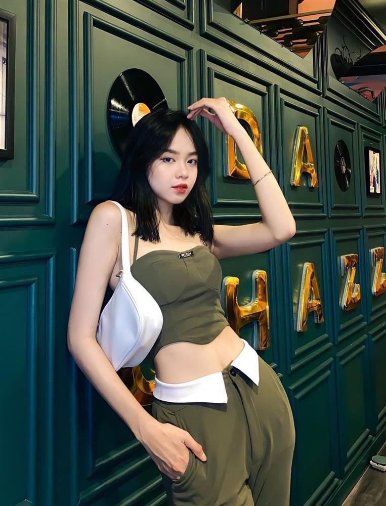 Hoa hậu Thanh Thủy chuộng mặc crop-top khoe eo thon - ảnh 13